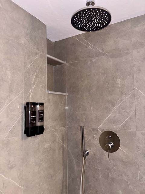 Shower - BellaDiAnna Apartment