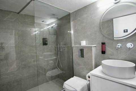 Bathroom - BellaDiAnna Apartment